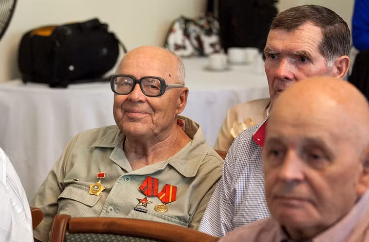 Tất cả cựu binh đến tham dự đều đeo huân chương được Việt Nam trao tặng.