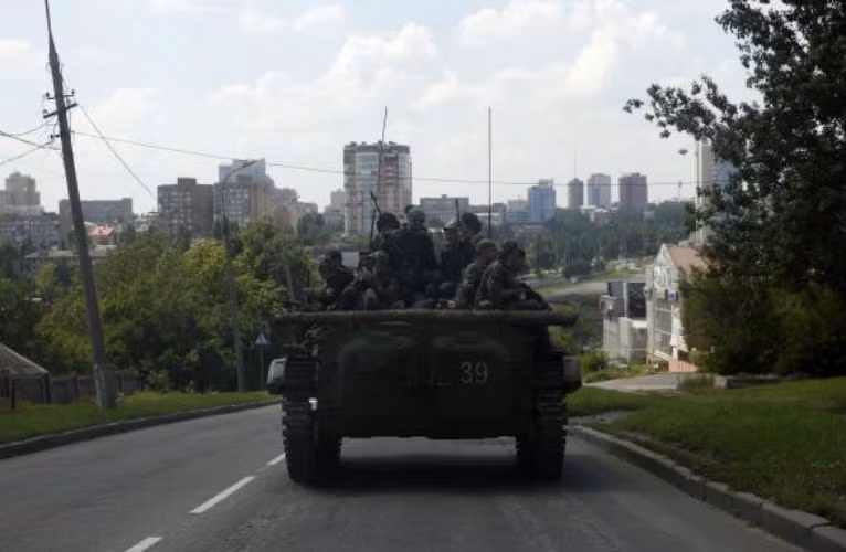 Các binh sĩ thuộc Tiểu đoàn Vostok đi tuần ở ngoại ô Donetsk bằng xe bọc thép BTR-80.