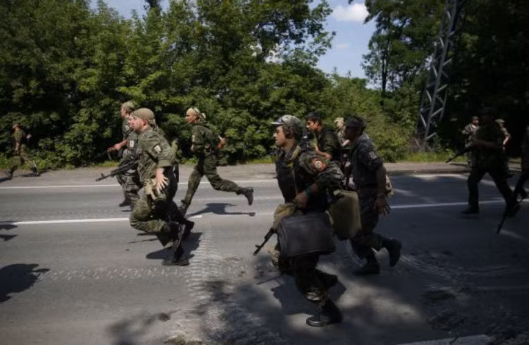 Các binh sĩ thuộc Tiểu đoàn Vostok của phiến quân ly khai miền đông vào vị trí sẵn sàng chiến đấu.