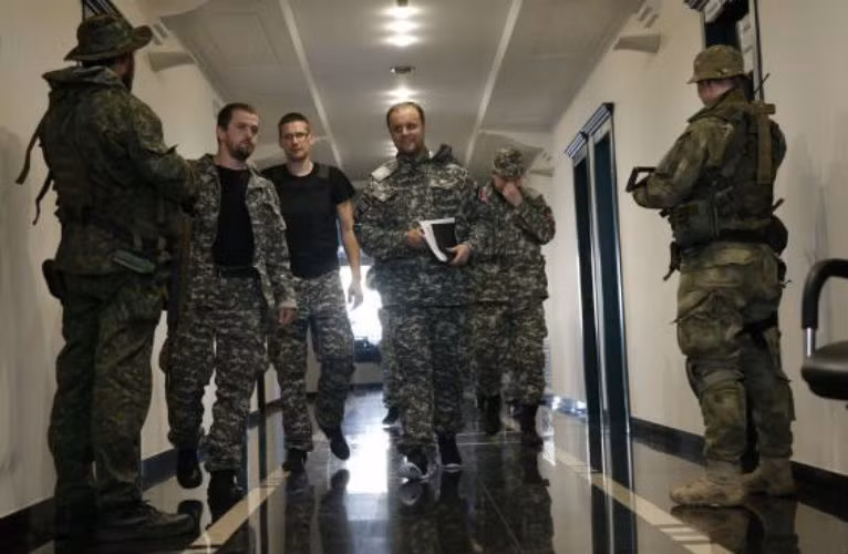 “Kẻ thù đang tìm cách bao vây Donetsk. Mục tiêu của chúng tôi là bảo vệ thành phố tới cùng”, Igor Strelkov, tư lệnh của lực lượng ly khai, đưa ra tuyên bố trên trong cuộc họp báo chung với ông Alexander Borodai, thủ tướng tự phong của “Cộng hòa nhân dân Donetsk”.