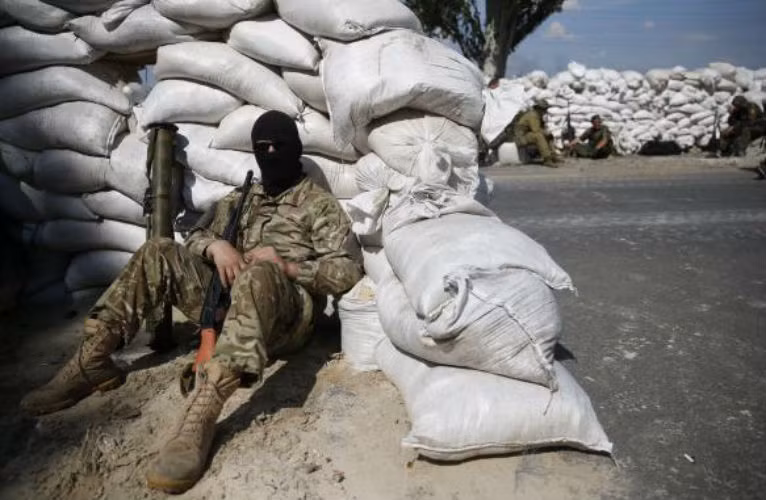 Binh sĩ tự vệ Ukraine trong các điểm kiểm soát ở ngoại ô Donetsk.