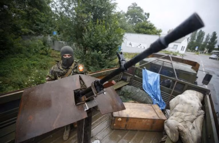 Súng máy phòng không được lắp trên giá tự chế của lực lượng phiến quân ly khai miền đông Ukraine.