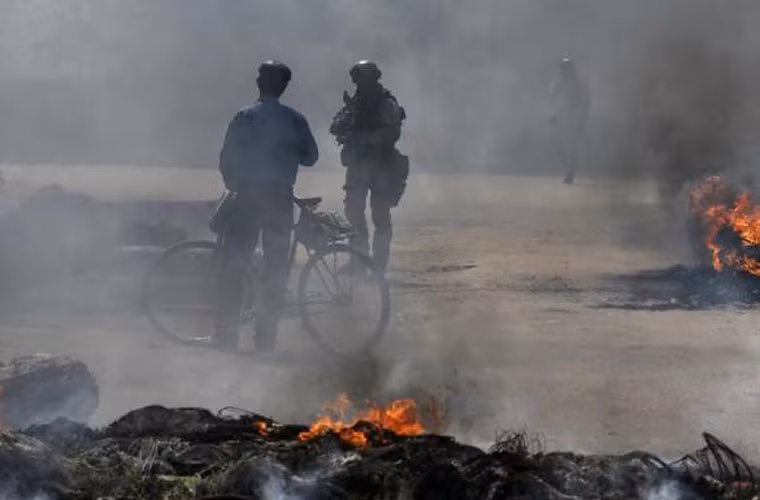 Một con đường tiến vào Slavyansk bị người biểu tình đốt bánh xe chặn đường.