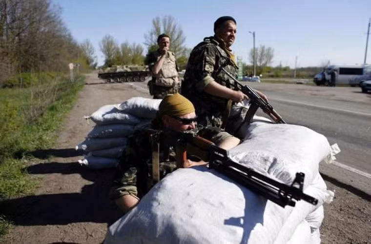 Các binh sĩ Ukraine xây dựng điểm kiểm soát ở làng Malinivka.