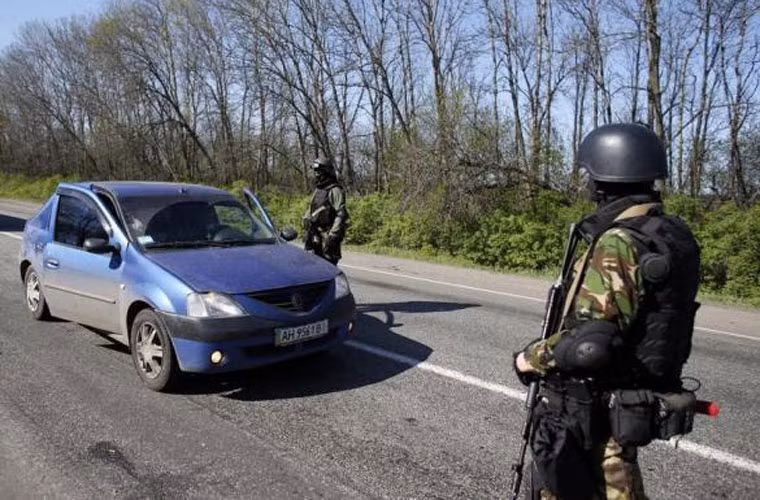 Các binh sĩ Ukraine kiểm tra xe ô tô của người dân tại làng Malinivka.