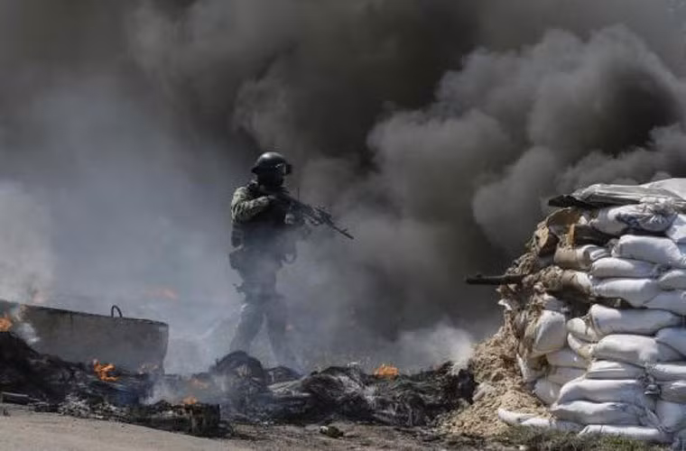 Chiều hôm qua, Quân đội Ukraine bắt đầu tấn công vào công sự phòng ngự ngoại vi Slavyansk. Trong ảnh là binh sĩ đặc nhiệm Quân đội Ukraine đang rà soát điểm phòng ngự của người biểu tình được lập nên bằng bao cát, lốp xe.