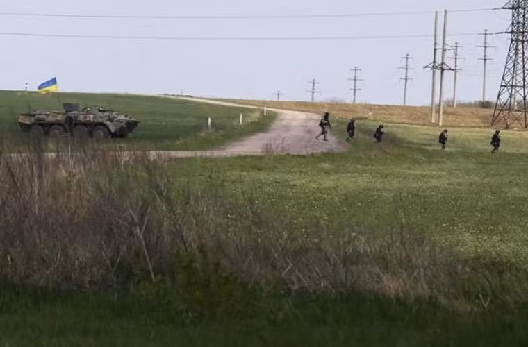 Cuộc tấn công được yểm trợ bởi xe bọc thép BTR-80, xe chiến đấu BMD-1. Trong ảnh là binh sĩ Ukraine tiến vào công sự phòng ngự người biểu tình với sự yểm trợ của xe thiết giáp.