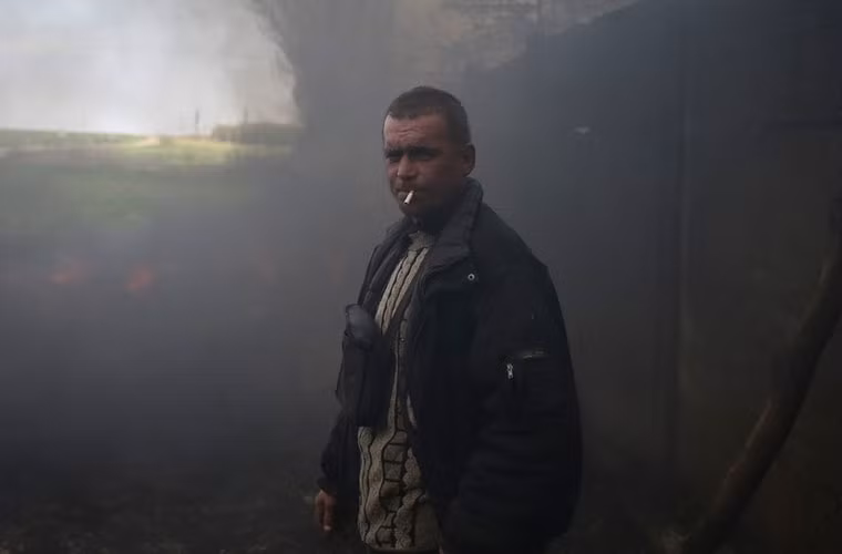 Một người dân địa phương chứng kiến Quân đội Ukraine tiến vào Slavyansk.