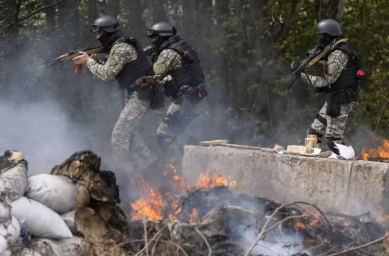 Cuộc tấn công bước đầu đã khiến 5 người của lực lượng tự vệ địa phương thiệt mạng. Trước khi rút lui, lực lượng tự vệ đã đốt các điểm kiểm soát nhằm làm chậm bước tiến của Quân đội Ukraine.