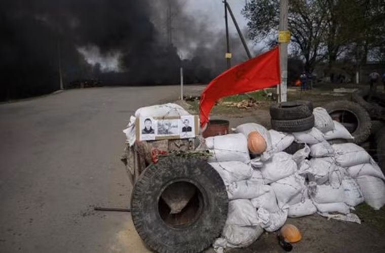 Một điểm kiểm soát hiếm hoi còn nguyên vẹn sau khi người biểu tình rút đi ở Slavyansk.