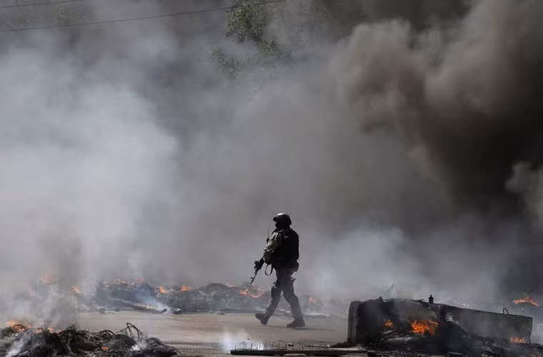 Một binh sĩ Ukraine đang kiểm tra điểm kiểm soát bị bỏ lại của người biểu tình Slavyansk.