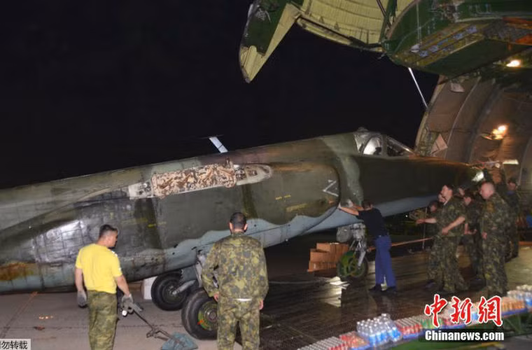 Các quan chức Iraq cho biết, chuyên gia Nga cũng đã tới Iraq để giúp nước này nhanh chóng đưa máy bay chiến đấu Nga vào tham gia đẩy lùi phiến quân Sunni. Trong ảnh là máy bay Su-25 được chuyển ra từ máy bay chở hàng từ Nga.