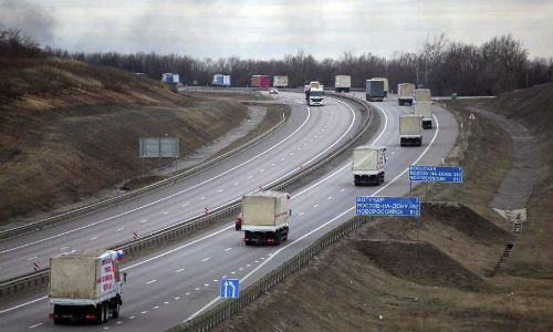 Đoàn xe chở hàng cứu trợ Nga tiến sang Ukraine.