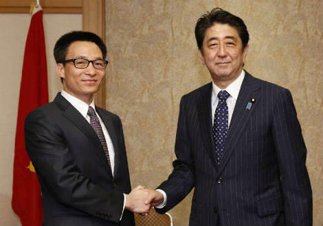 Thủ tướng Nhật Shinzo Abe (phải) và Phó Thủ tướng Việt Nam Vũ Đức Đam tại Tokyo ngày 22/5.