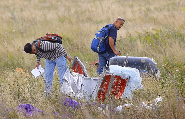 Các chuyên gia Malaysia tại khu vực MH17 rơi.