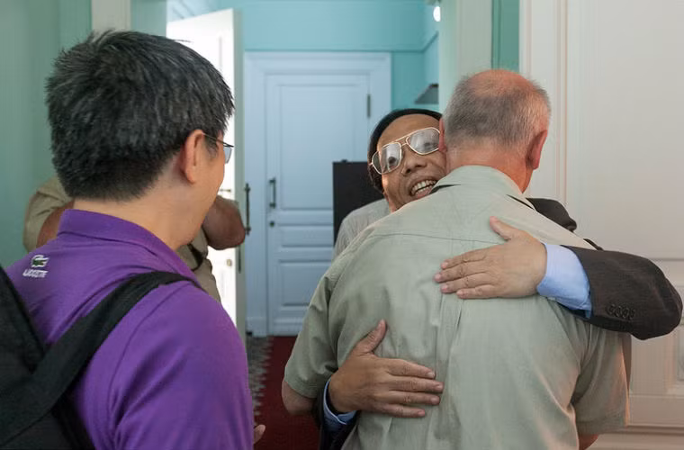 Đại sứ Việt Nam tại Moscow chào đón những cựu binh Liên Xô tới tham dự.