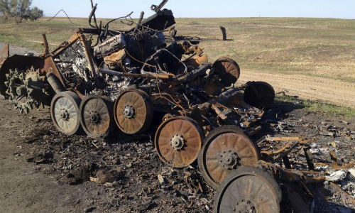 Hình ảnh được hãng Reuters đăng tải với chú thích là xe bọc thép Nga bị phá hủy ở miền đông Ukraine.