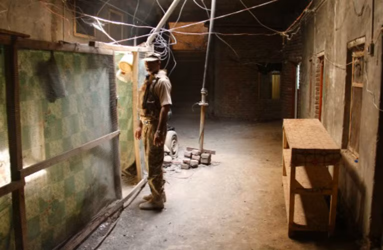 Binh sĩ Pakistan thị sát các ngôi nhà trong thị trấn Miranshah.