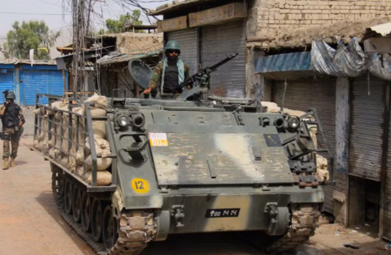 Xe bọc thép của Quân đội Pakistan triển khai trong khu vực.