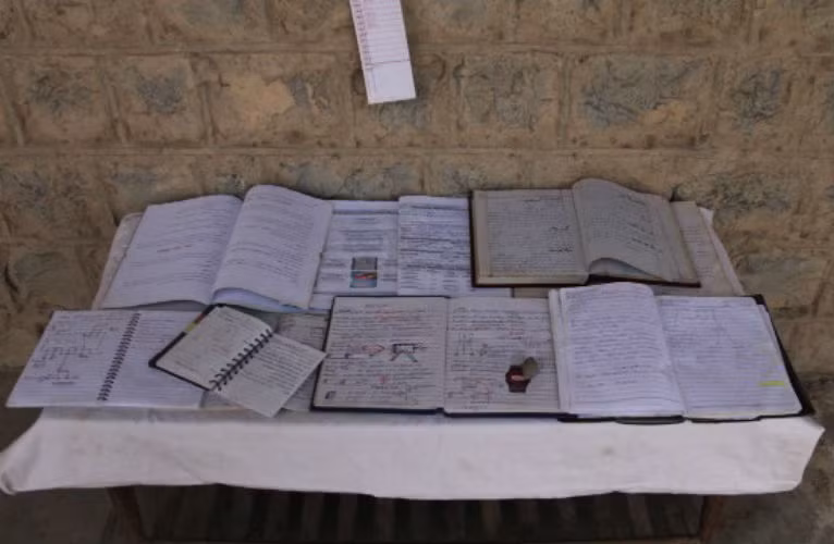 Sổ sách về kế hoạch hoạt động được Quân đội Pakistan tìm thấy trong tổ hợp đường hầm ở vùng núi Bắc Waziristan.