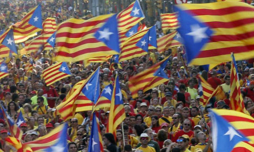 Người dân xứ Catalan biểu tình ủng hộ ly khai khỏi Tây Ban Nha.