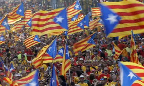 Người dân xứ Catalan biểu tình ủng hộ ly khai khỏi Tây Ban Nha.