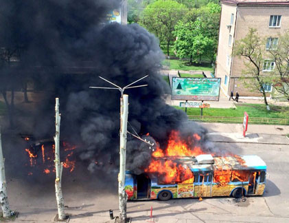 Một xe bus bị bắn cháy trên đường phố Kramatorsk khi chiến sự vẫn tiếp tục giữa Quân đội Ukraine và Tự vệ Kramatorsk.