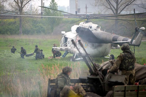 Quân đội Ukraine triển khai bên ngoài thành phố Slavyansk.