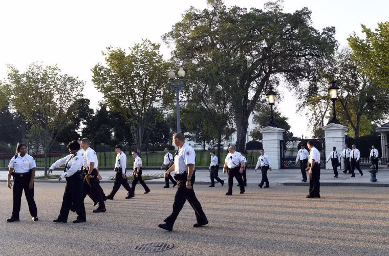 Nhân viên đặc vụ Mỹ đi dọc đại lộ Pennsylvania trước cửa Nhà Trắng ngày 20/9.