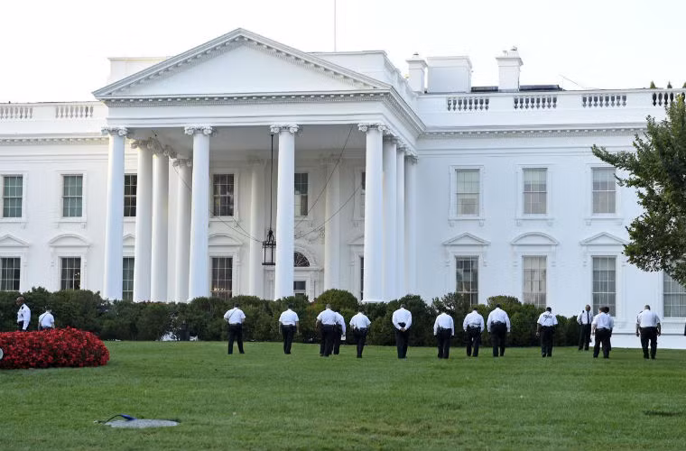 An ninh được thắt chặt ở Nhà Trắng sau khi cựu quân nhân Mỹ từng được huy chương ở Iraq, trèo qua rào và tiếp cận được cổng chính trước khi bị bắt lại ngày 19/9.