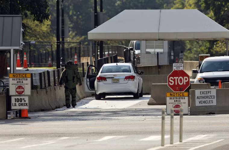 Lính gỡ bom tiếp cận một chiếc xe ở cổng vào Nhà Trắng ngày 20/9.