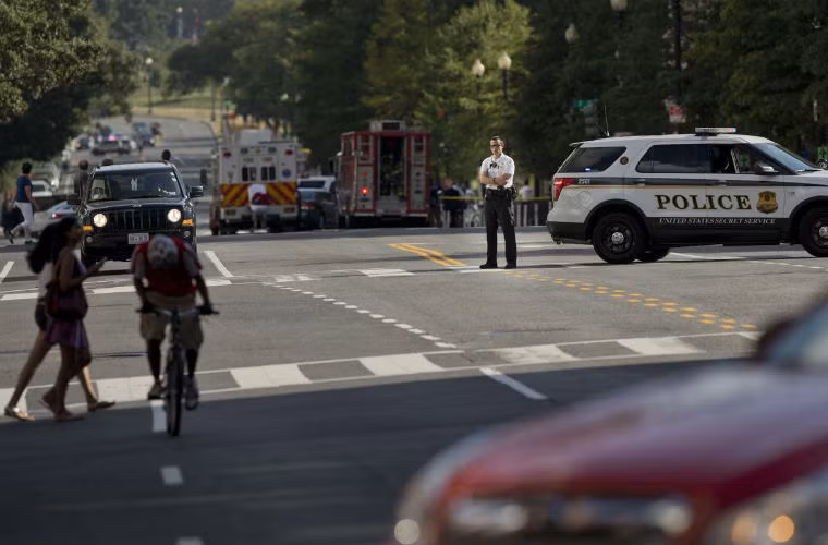 Đặc vụ Mỹ đứng ở đường 15 gần Nhà Trắng.
