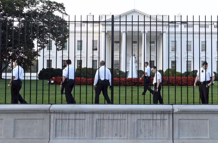 Kẻ đột nhập được xác định là Omar J. Gonzalez, 42t - một cựu quân nhân Mỹ nghỉ hưu năm 2012.