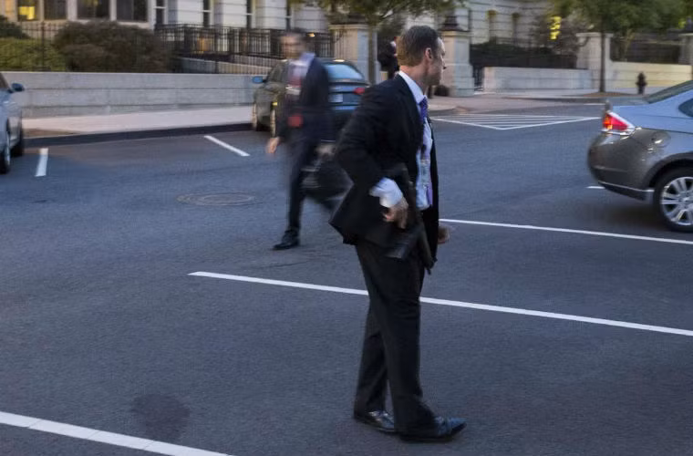 Các nhân viên đặc vụ trang bị vũ khí phong tỏa Nhà Trắng.