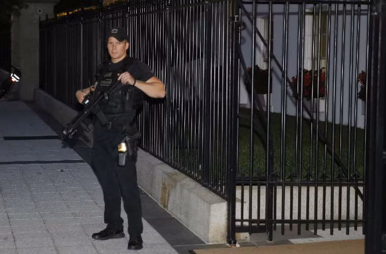 Đặc vụ Mỹ với áo chống đạn và súng máy tự động canh gác ở Nhà Trắng.