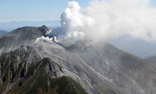 Khói bốc lên từ núi Ontake sau vụ phun trào.