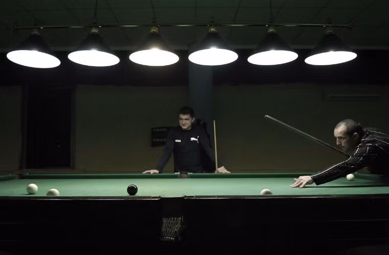 Transnistria cũng đang phải gánh chịu một tình trạng bấp bênh khi không được các nước khác công nhận. Nền kinh tế khó khăn khiến tình trạng tội phạm gia tăng bao gồm cả buôn lậu vũ khí và buôn người.