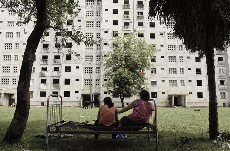 Bạo lực xảy ra khi Abkhazia tách ra khỏi Gruzia khiến 10 nghìn người thiệt mạng và hàng trăm nghìn người Gruzia, Armenia và Megrelia bị buộc phải dời khỏi khu vực.