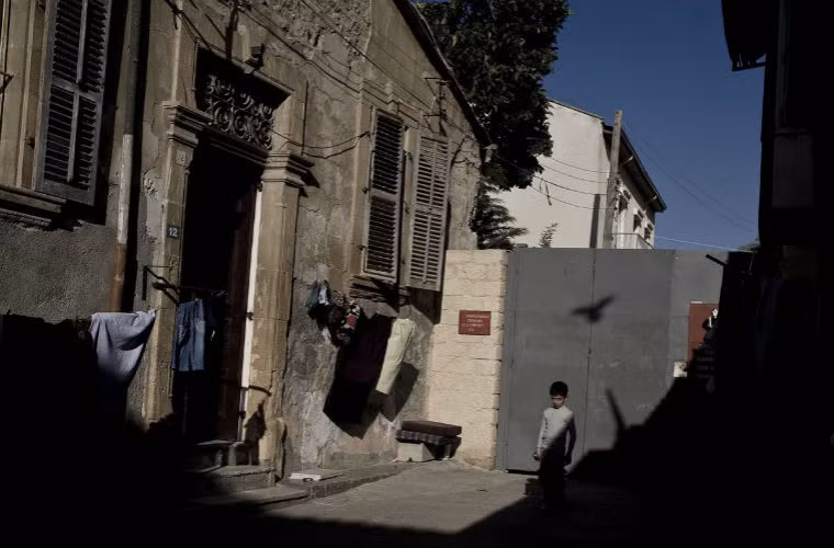 Ông Mahon cũng đã đến thăm Cộng hòa Bắc Síp Thổ Nhĩ Kỳ (TRNC). TRNC tuyên bố độc lập năm 1983 - 20 năm sau khi hòn đảo Địa Trung Hải phân chia thành 2 nửa - một nửa thuộc về Hy Lạp và nửa kia thuộc về Thổ Nhĩ Kỳ.