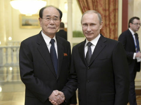 Tổng thống Nga Vladimir Putin (phải) và Chủ tịch quốc hội Triều Tiên Kim Yong-nam.