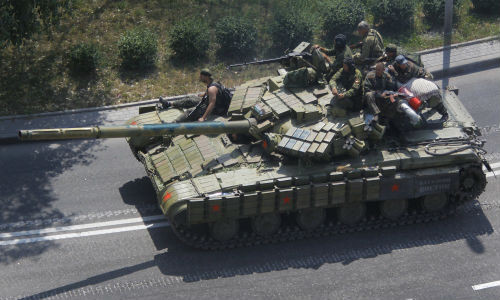 Lực lượng Tự vệ Donetsk trên xe tăng.