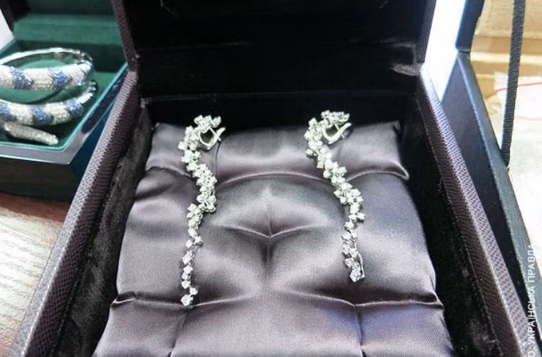 Phát biểu trên truyền hình ICTV, Bộ trưởng Phát triển các địa phương Vladimir Groysman lấy nguồn UNN tuyên bố: “Hiện có hàng chục tỷ Hrivna tiền tham nhũng đang ở trong các xe tải ở Ukraina, nhưng chúng tôi không biết những xe tài này ở đâu. Đó là số lượng tiền lớn do bọn tham nhũng đánh cắp từ ngân sách”.