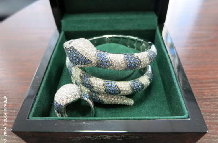 Những trang sức nạm kim cương quý giá bị bỏ lại.