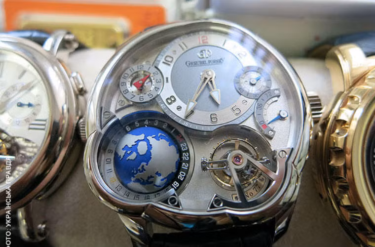 Nhiều chiếc đồng hồ trong số này được chạm trổ vô cùng tinh xảo...