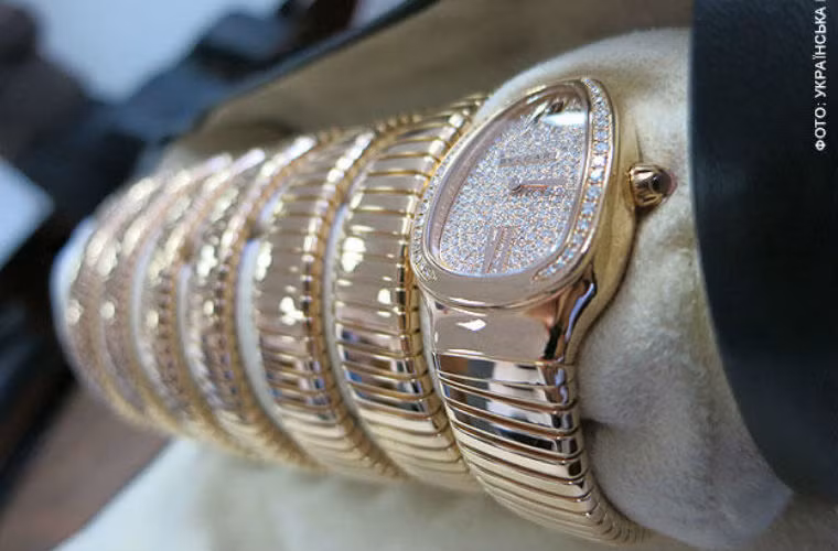 Nhiều chiếc được nạm cả kim cương.