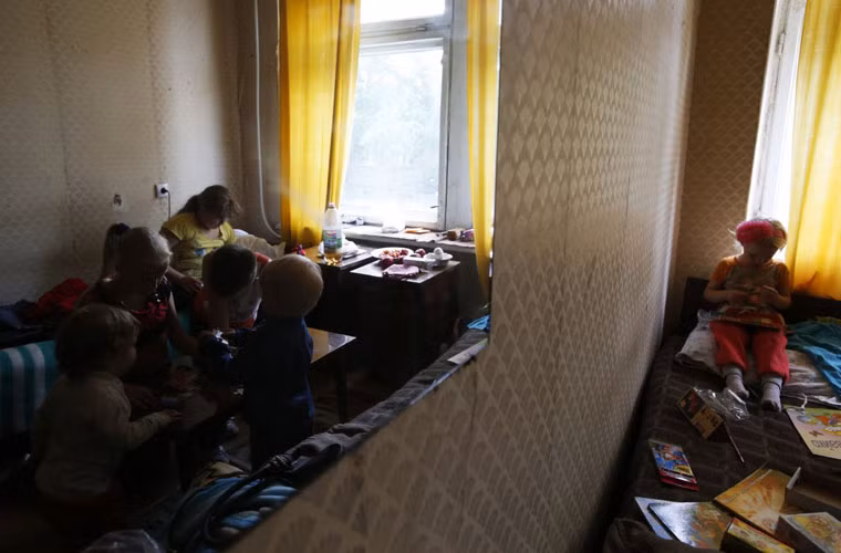 Nhiều gia đình người dân Slavyansk chọn di tản đến thị trấn Ilovaisk. Trong ảnh là trẻ em của người tị nạn Slavyansk chơi chung trong phòng ngủ tập thể.