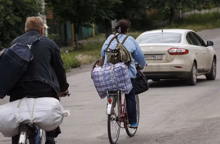 Nhiều người dân phải chọn cách di tản khỏi thành phố Slavyansk để tránh các cuộc giao tranh.