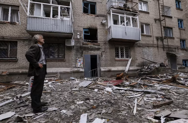 Một người đàn ông đứng thẫn thờ trước đống đổ nát sau các trận đấu súng giữa lực lượng Tự vệ Slavyansk và Quân đội Ukraine.