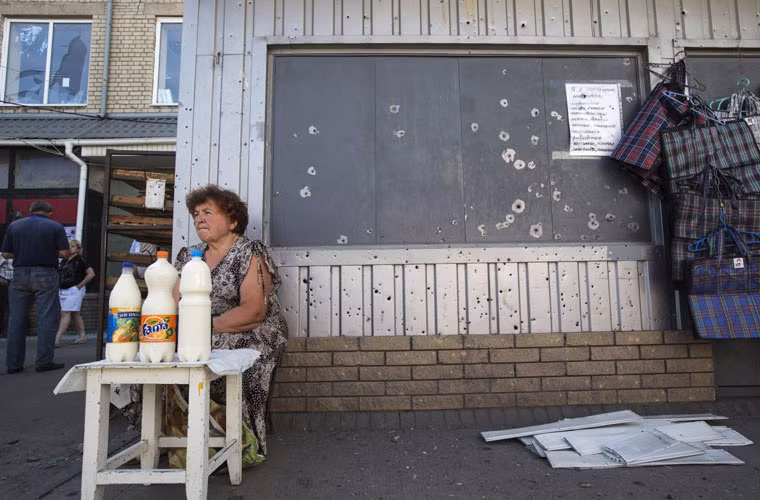 Dấu vết của các trận đấu súng hiện hữu trên tường nhà và các ô cửa sổ. Hầu hết các hoạt động kinh doanh thương mại đã bị tạm dừng ở Donetsk nói riêng và Slavyansk nói chung do giao tranh.