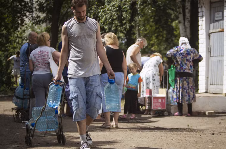 Nhiều người dân Slavyansk phải lấy nước sinh hoạt từ các trạm bơm công cộng.